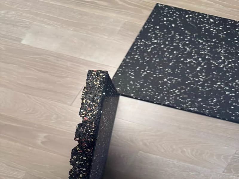 Una sezione ravvicinata di gomma SBR, schiuma EVA ad alta densità e pavimentazione vinilica di tipo commerciale.